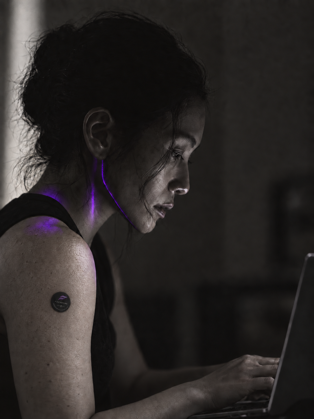 FOCUS — scène de travail, patch violet porté sur le deltoïde