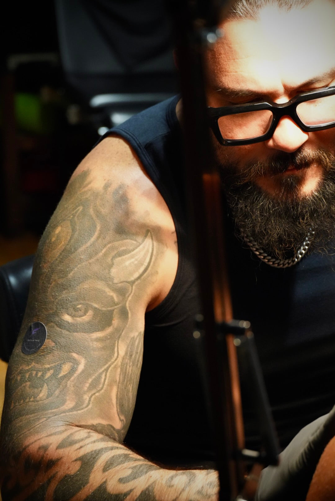 Patch FOCUS porté par un artiste au travail dans son atelier