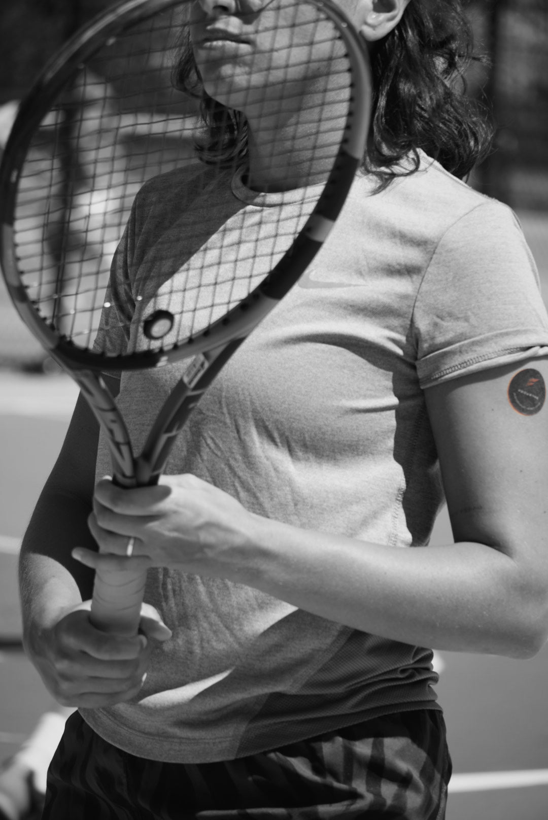 PULSE — joueuse de tennis avec patch porté sur le bras