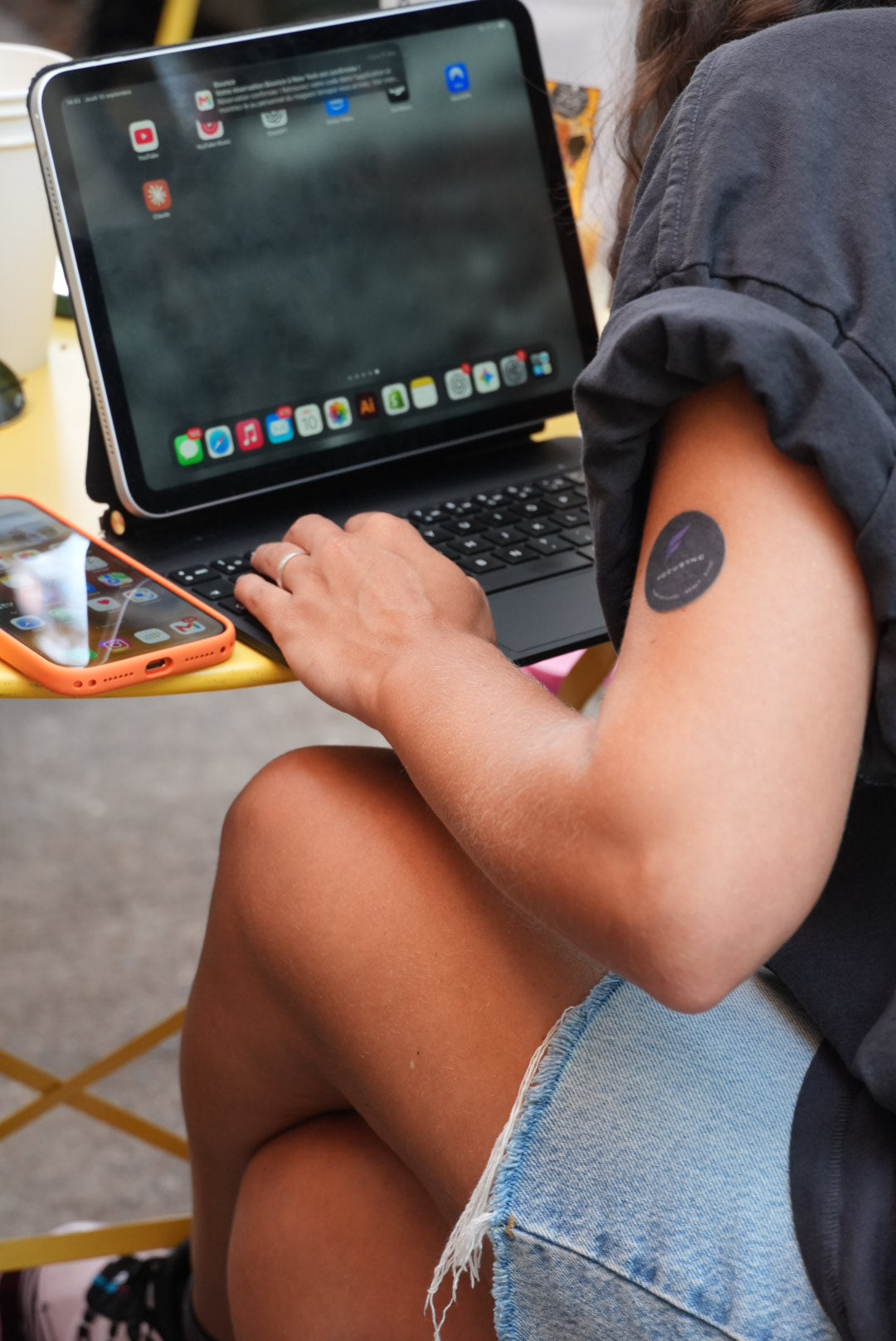 Patch FOCUS porté pendant une séance de travail sur tablette