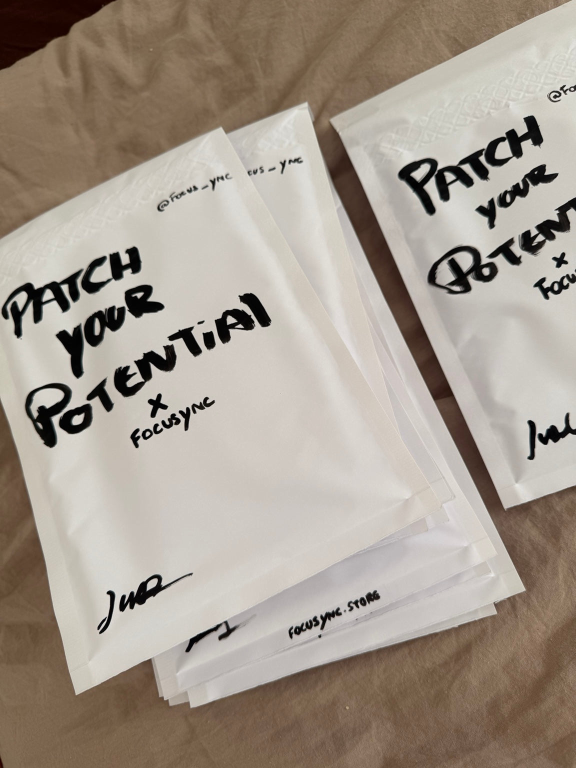 Enveloppes FocuSync peintes à la main à l’encre de Chine par Jude