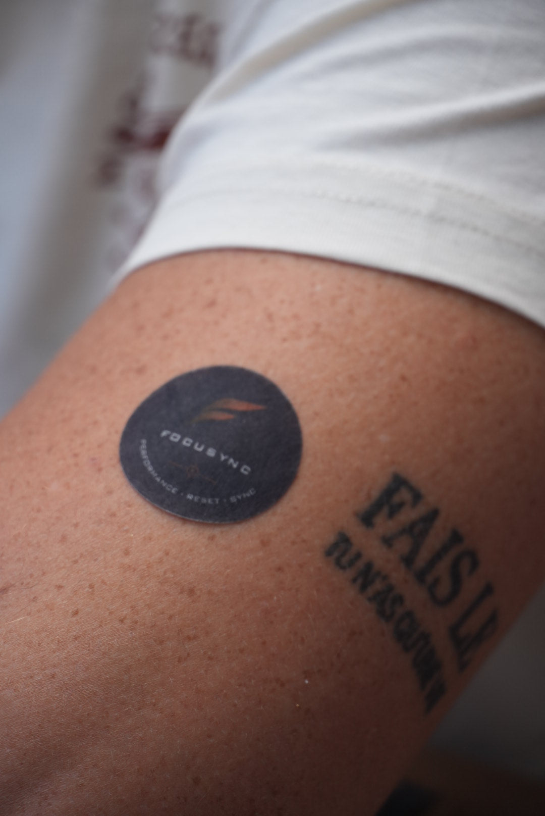 Patch FocuSync PULSE porté sur le bras — photographie réelle