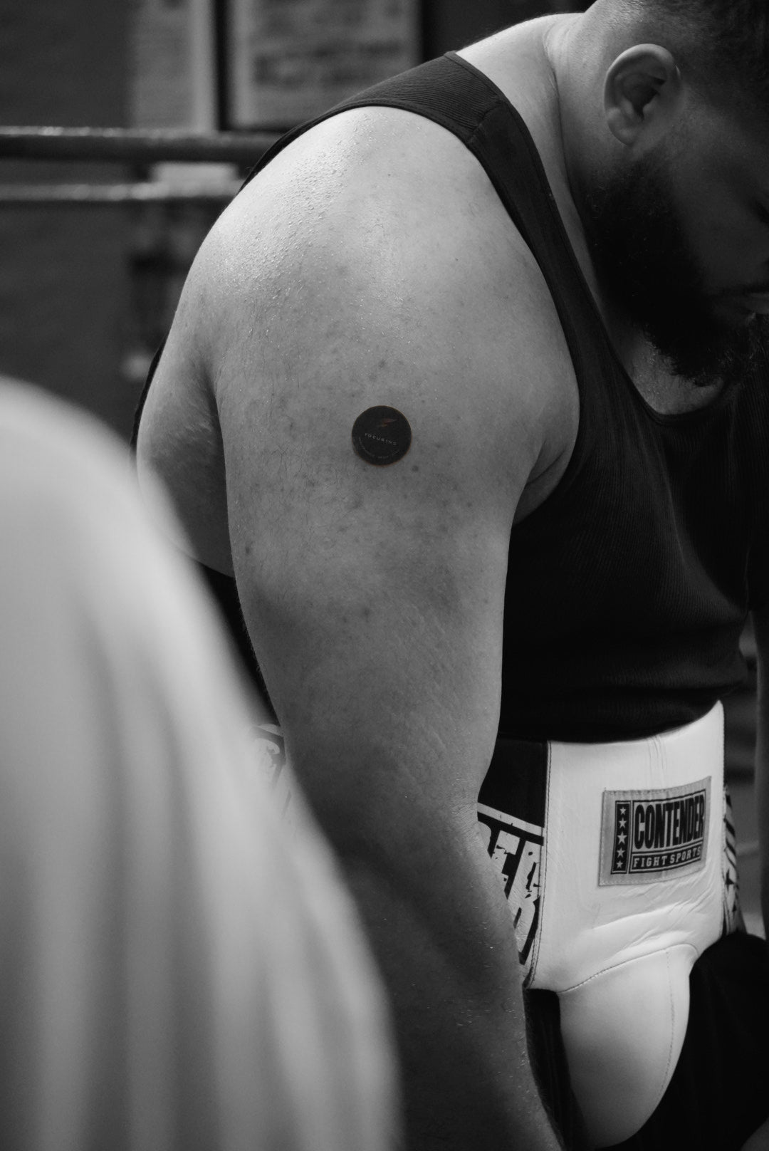 PULSE — photographie réelle d’un boxeur portant le patch sur le deltoïde